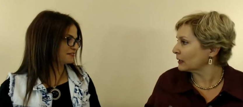 בראיון עם דקלה מור